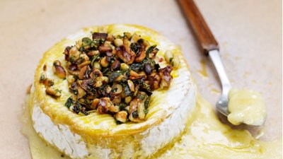 Gratinerad brie med nötter och vitlök