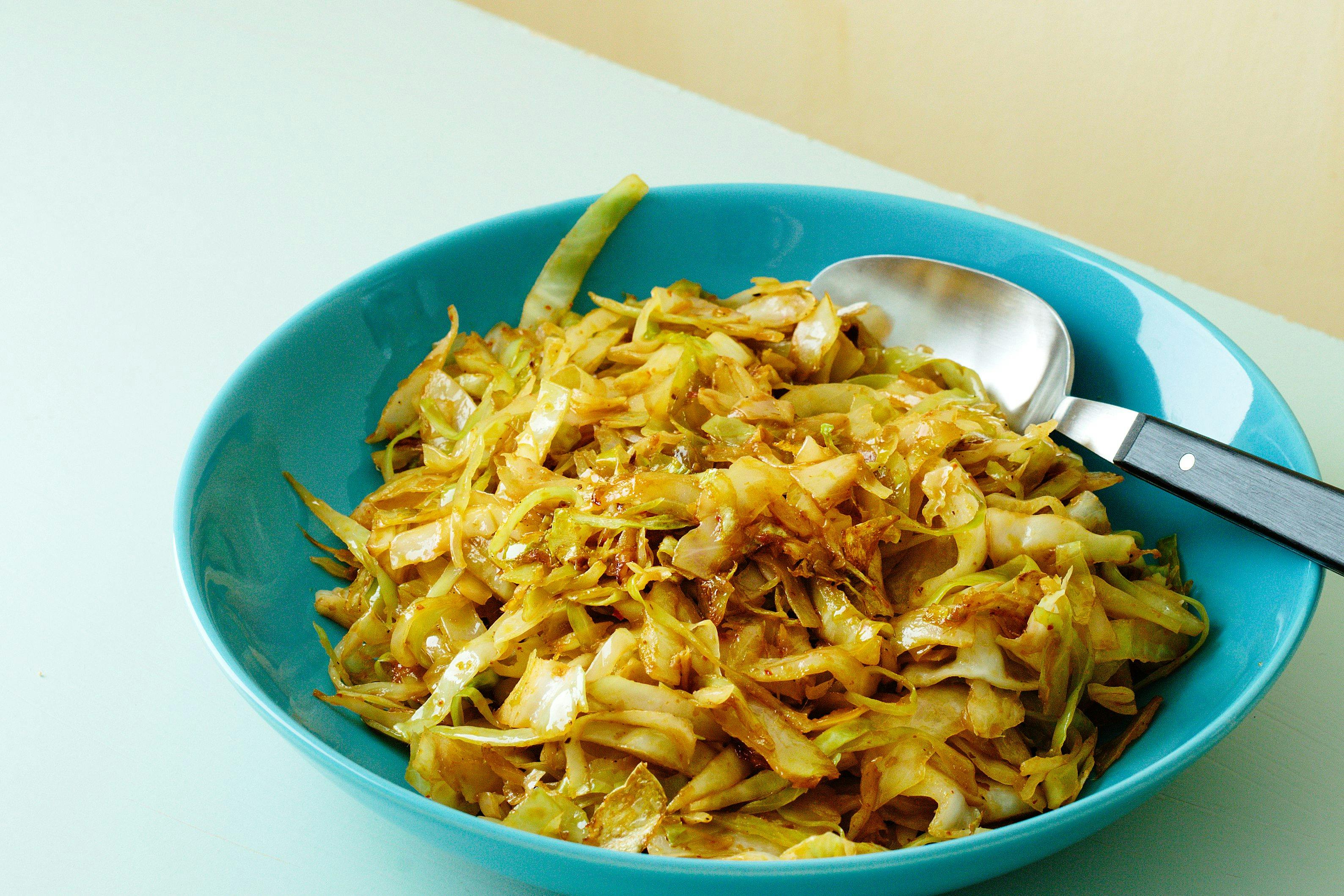 Салат карри. Fried Cabbage. Кето-салат из капусты. Индонезийский салат из капусты с красным соусом карри.