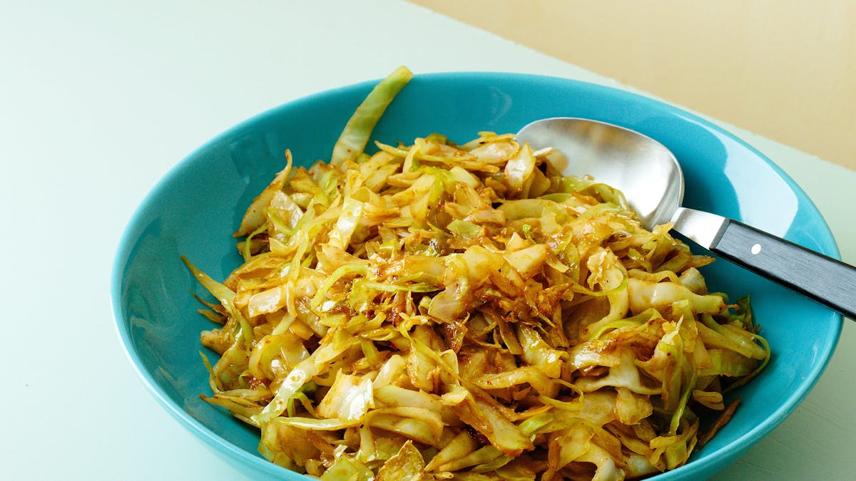 Sesamdoftande currykål