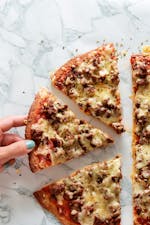 Fathead-pizza med nötfärs och mozzarella