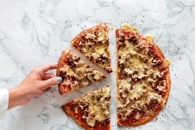Fathead-pizza med nötfärs och mozzarella