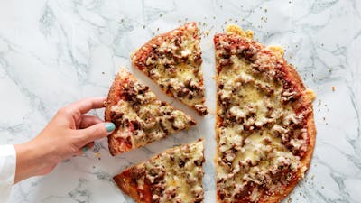 Fathead-pizza med nötfärs och mozzarella