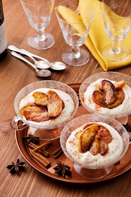 Smörstekta kaneläpplen med vaniljsås