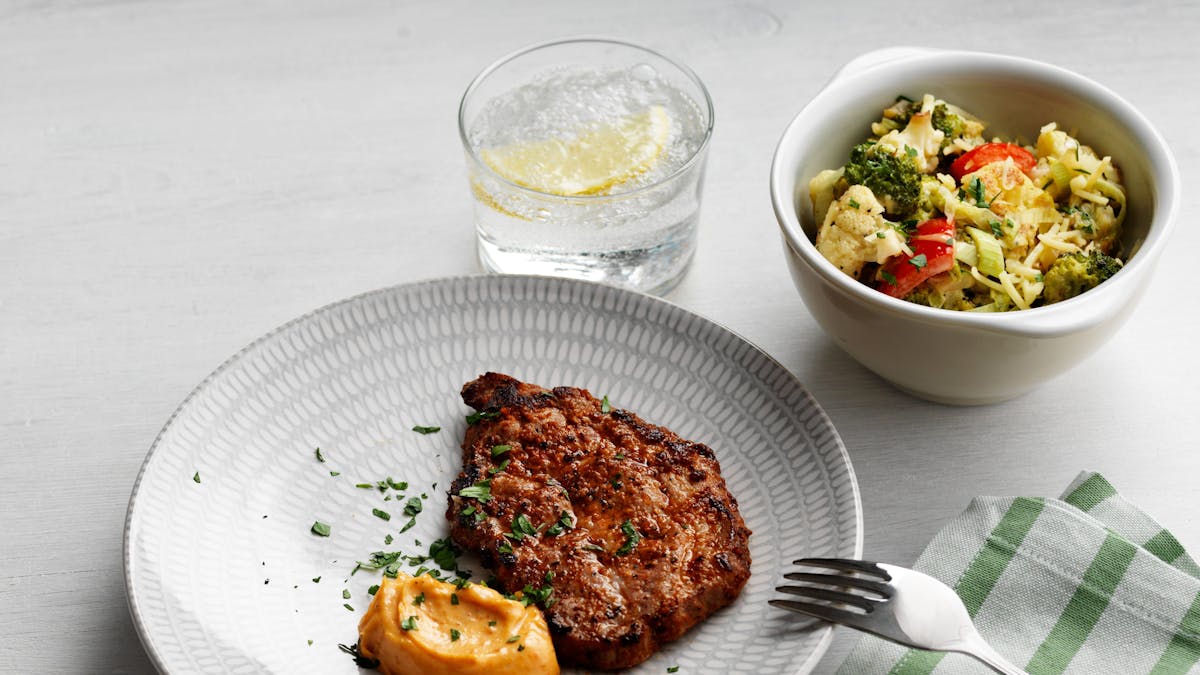 Pestomarinerad karrékotlett med smörstekta grönsaker