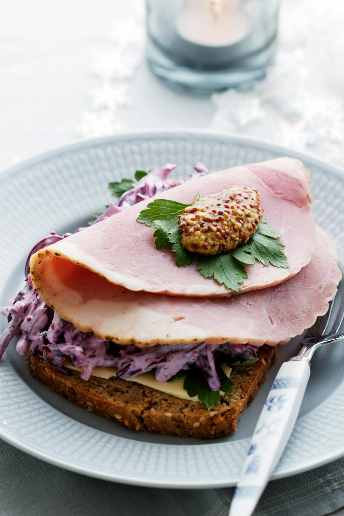 Skinksmörgås med röd coleslaw