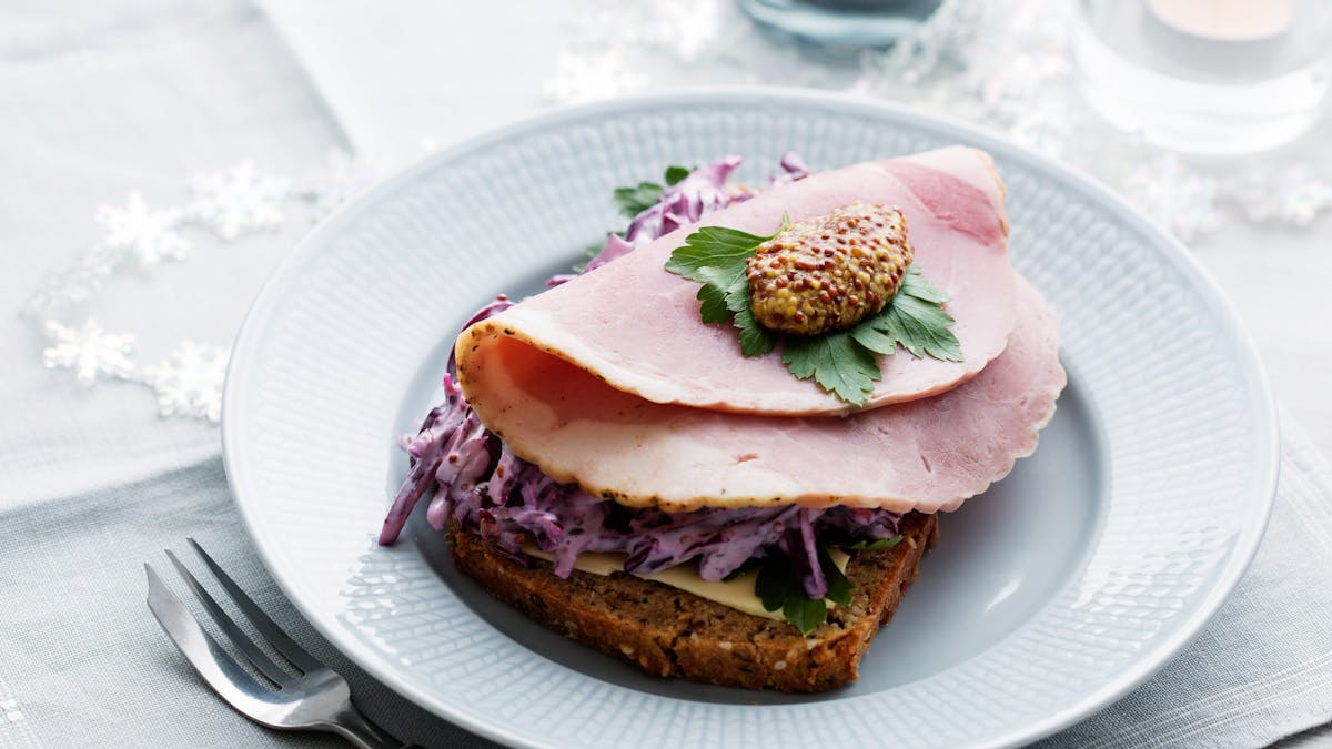 Skinksmörgås med röd coleslaw