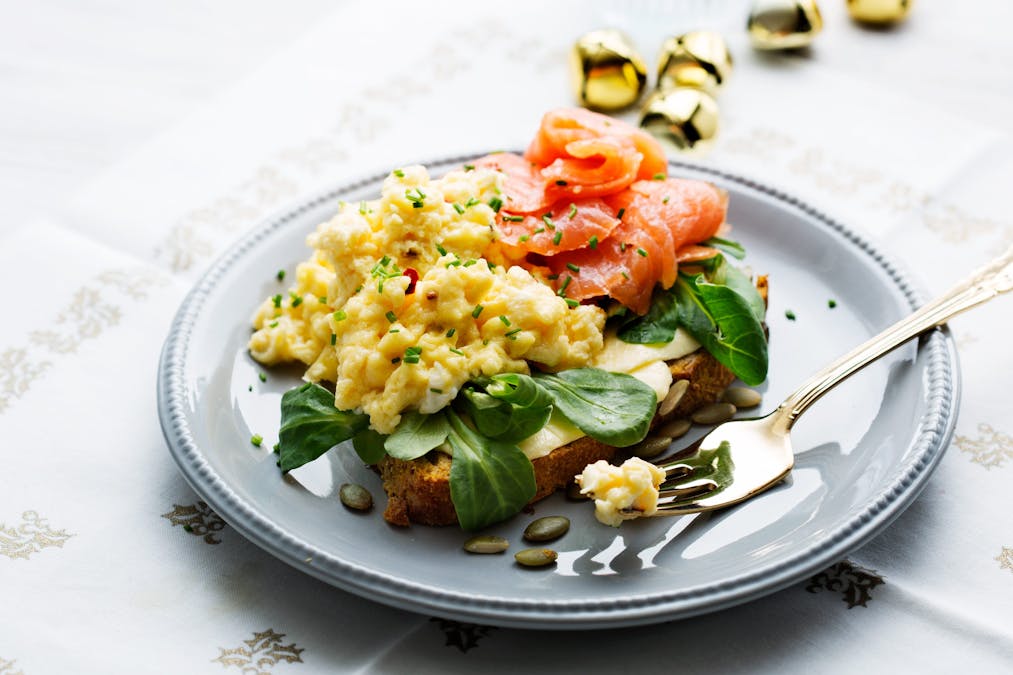 Smörgås med lax och äggröra