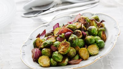 Brysselkål med karamelliserad rödlök