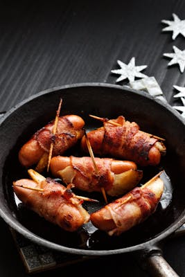 Baconlindad prinskorv