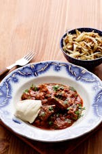 Gulaschgryta med strimlad vitkål