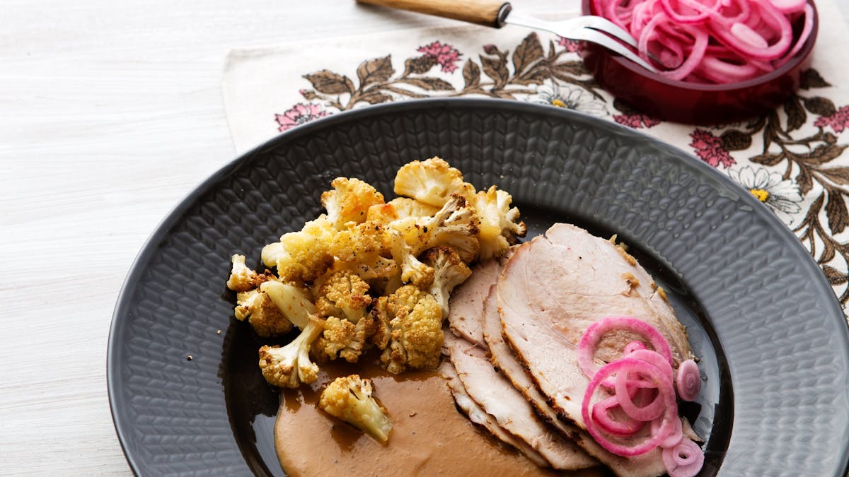 Skinkstek med gräddsås och blomkål