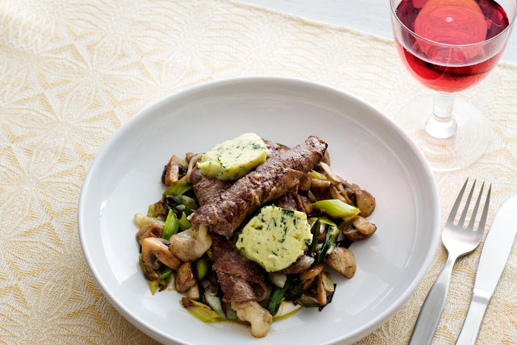 Ostfylld lövbiff med kryddsmör