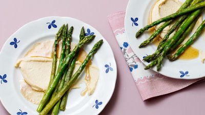 Sparris med ägg- och ostkräm