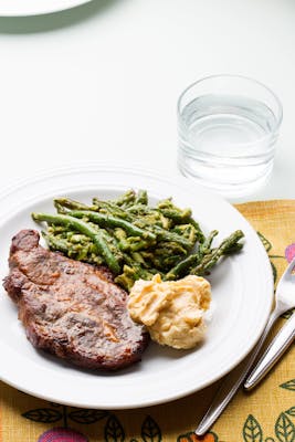 Chipotlekarré med haricots verts och avokado