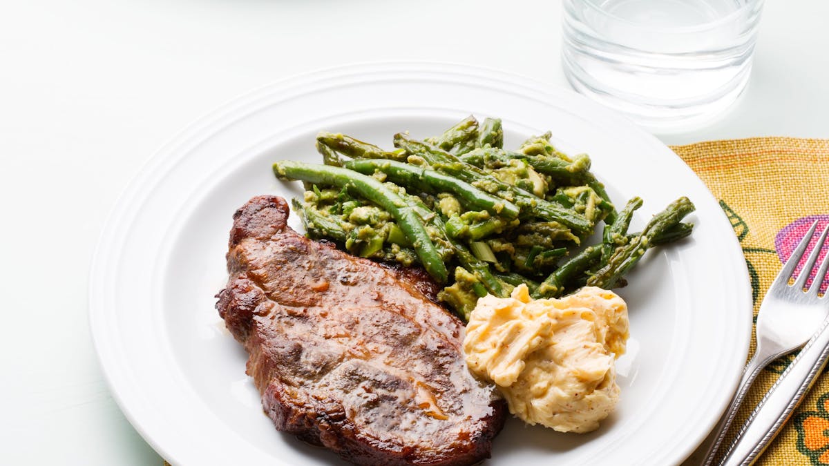 Chipotlekarré med haricots verts och avokado