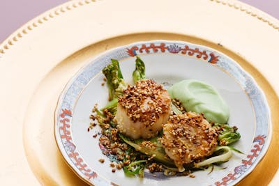 Sesamrostade pilgrimsmusslor med wasabimajonnäs<br />
(Förrätt)