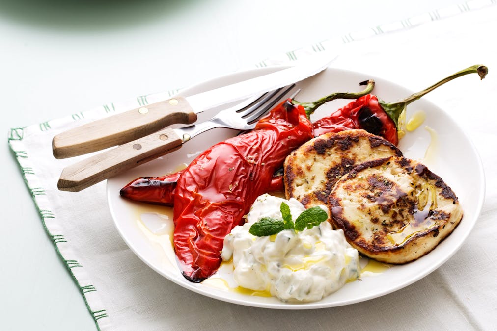 Halloumi med rostad paprika och gurksallad