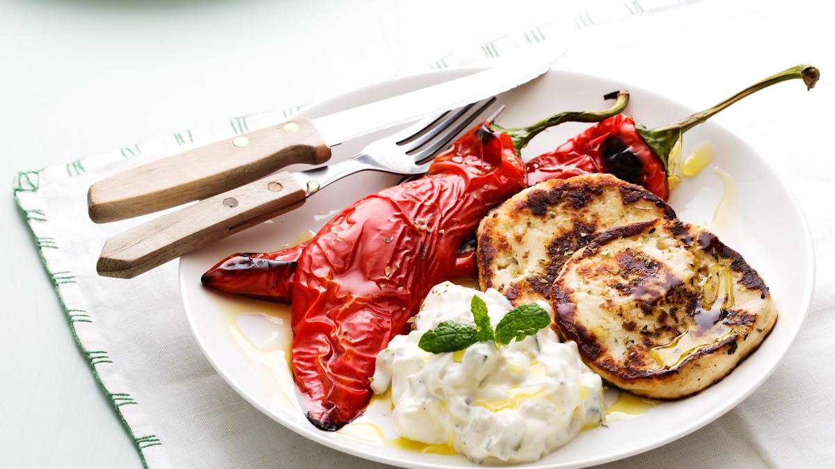 Halloumi med rostad paprika och gurksallad