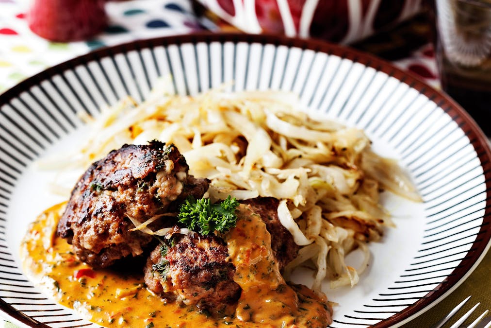 Färsbiffar med fetaost och ajvarsås