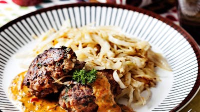 Färsbiffar med fetaost och ajvarsås