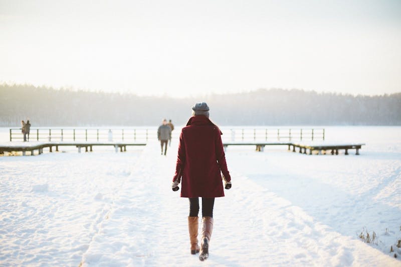 vinter-kvinna-sno-is-promenad-livsstil-1560x1040