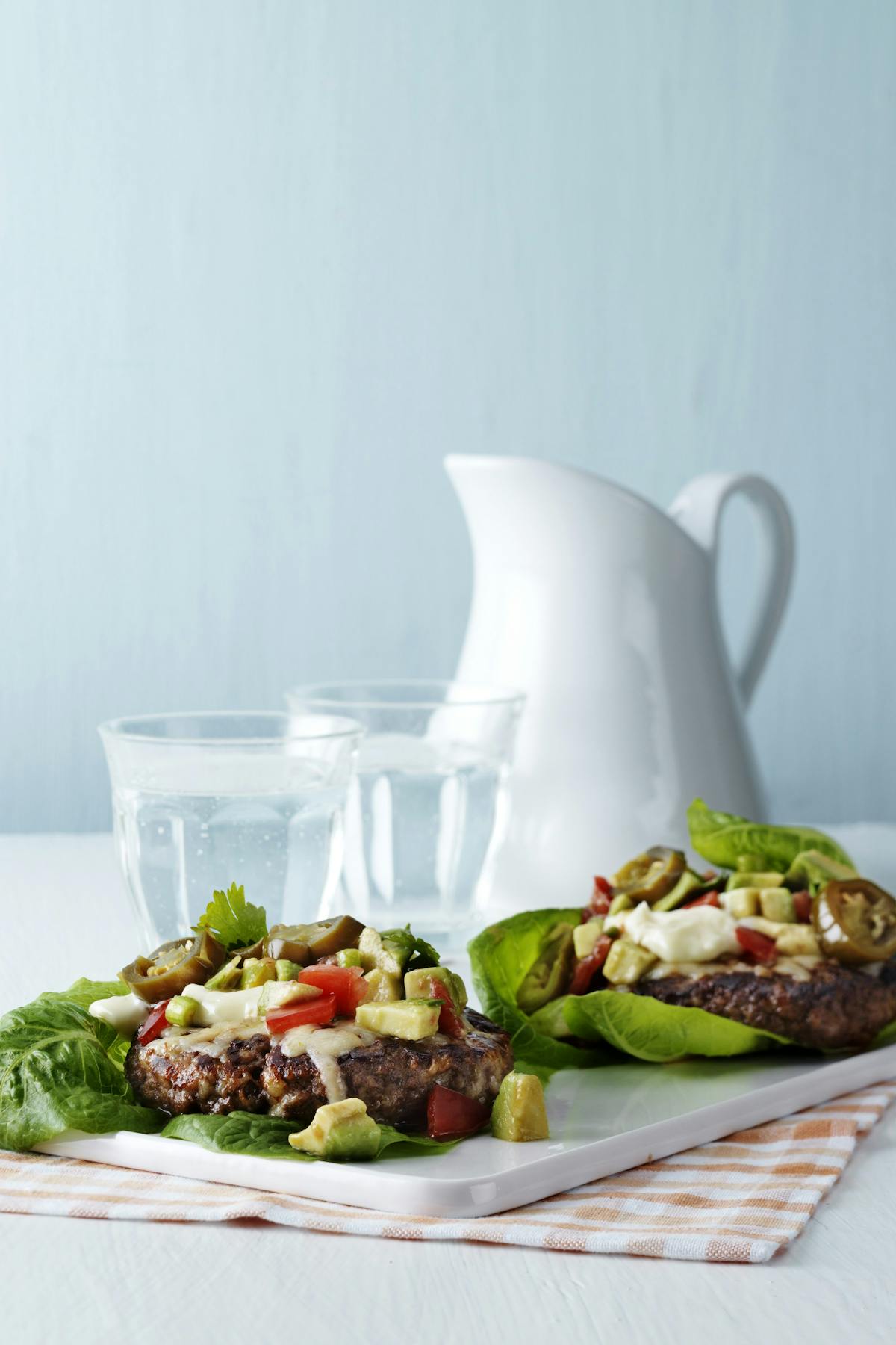 Ostburgare med avokadosalsa