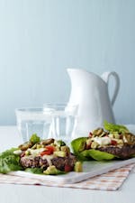 Ostburgare med avokadosalsa