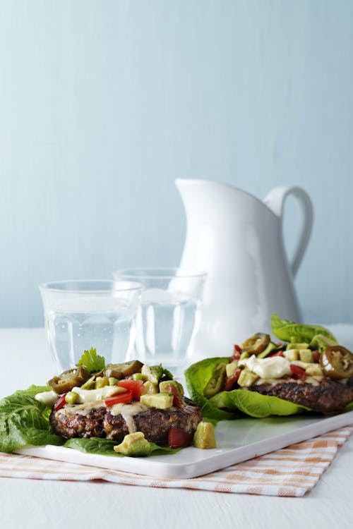 Ostburgare med avokadosalsa