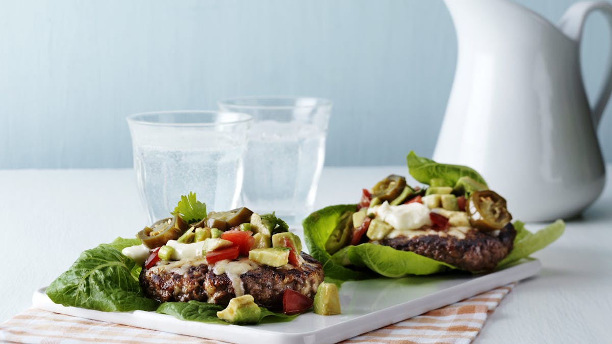 Ostburgare med avokadosalsa