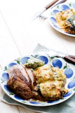 Ostfyllda squashrulader med smörstekt kyckling