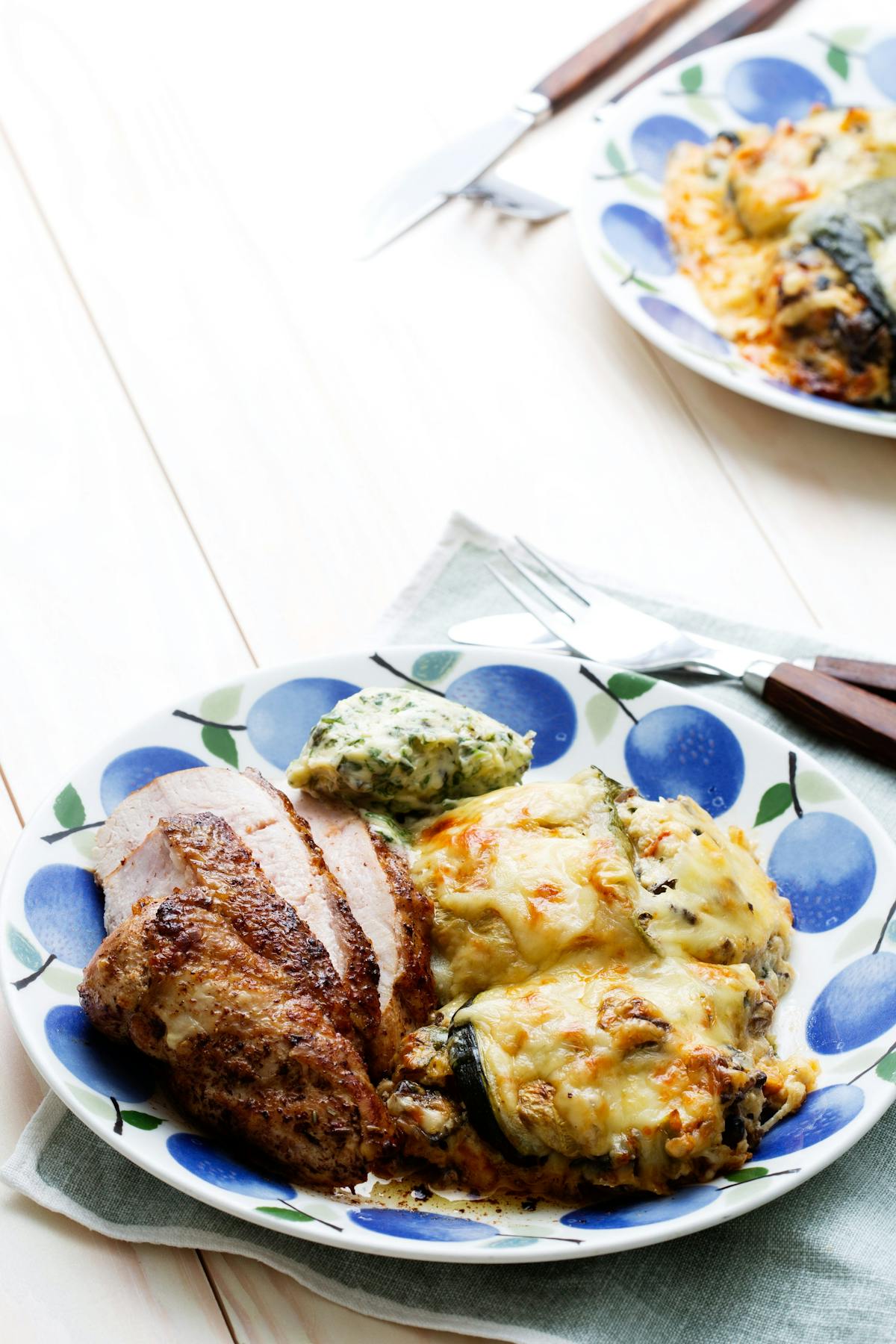 Ostfyllda squashrulader med smörstekt kyckling