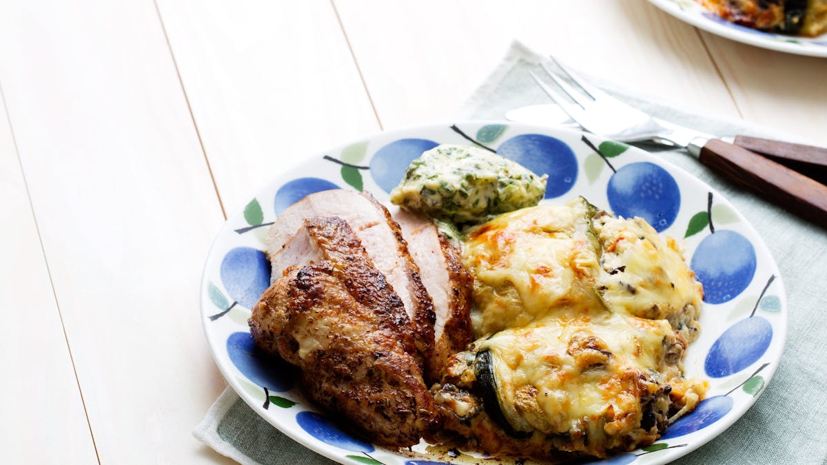 Ostfyllda squashrulader med smörstekt kyckling