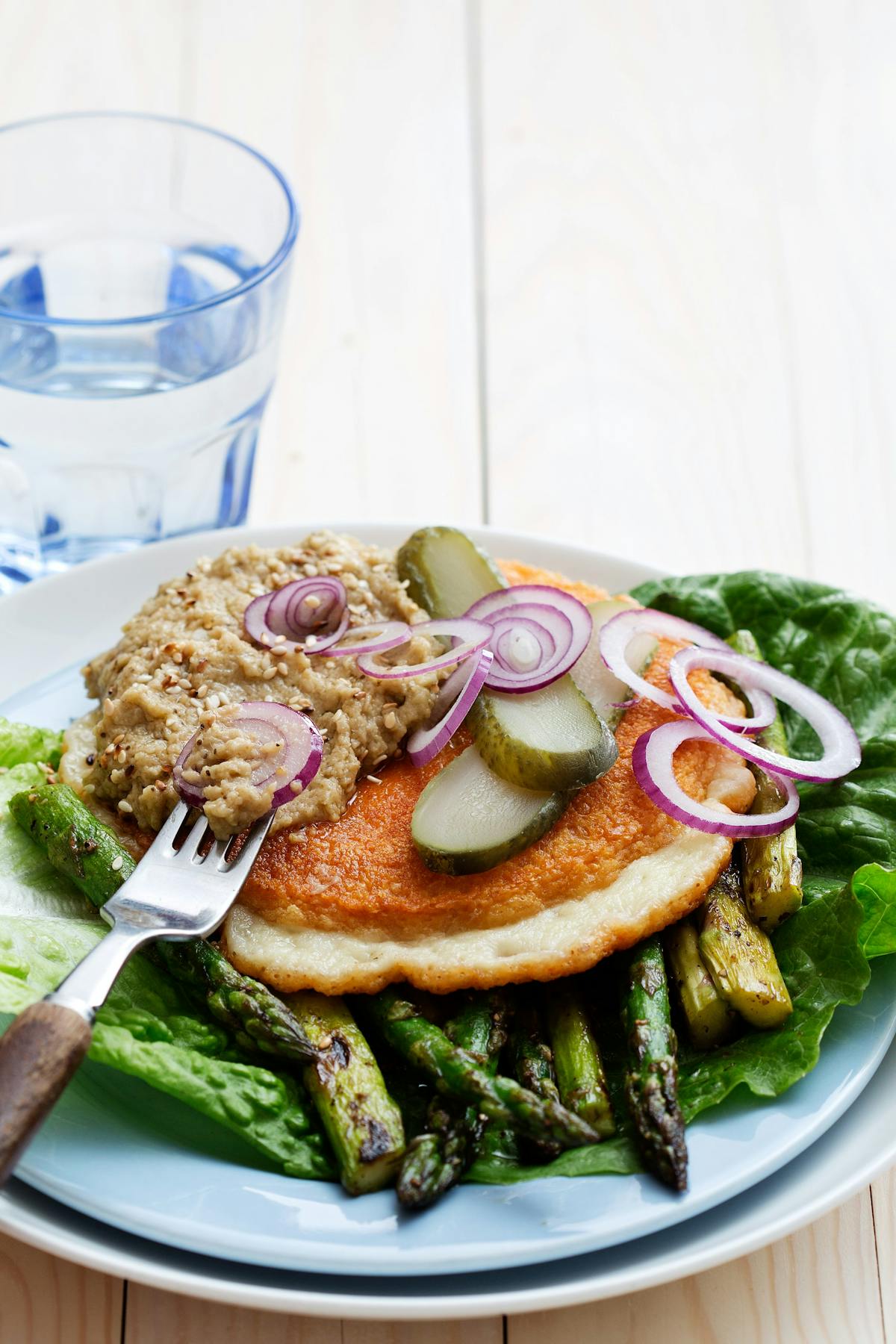 Vegetarisk ostburgare med aubergineröra