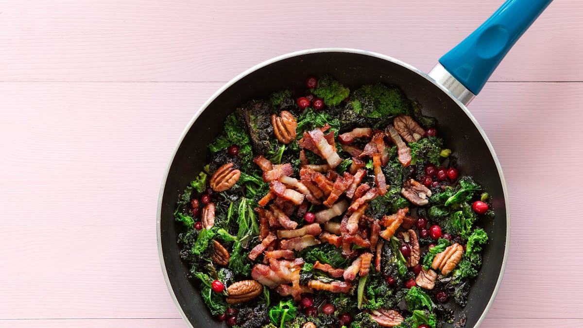 Smörstekt grönkål med sidfläsk och tranbär