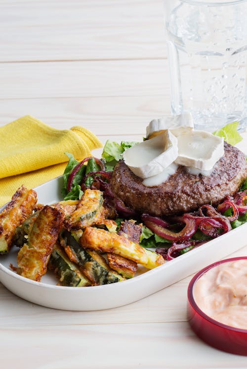 Hamburgare med getost och pommes