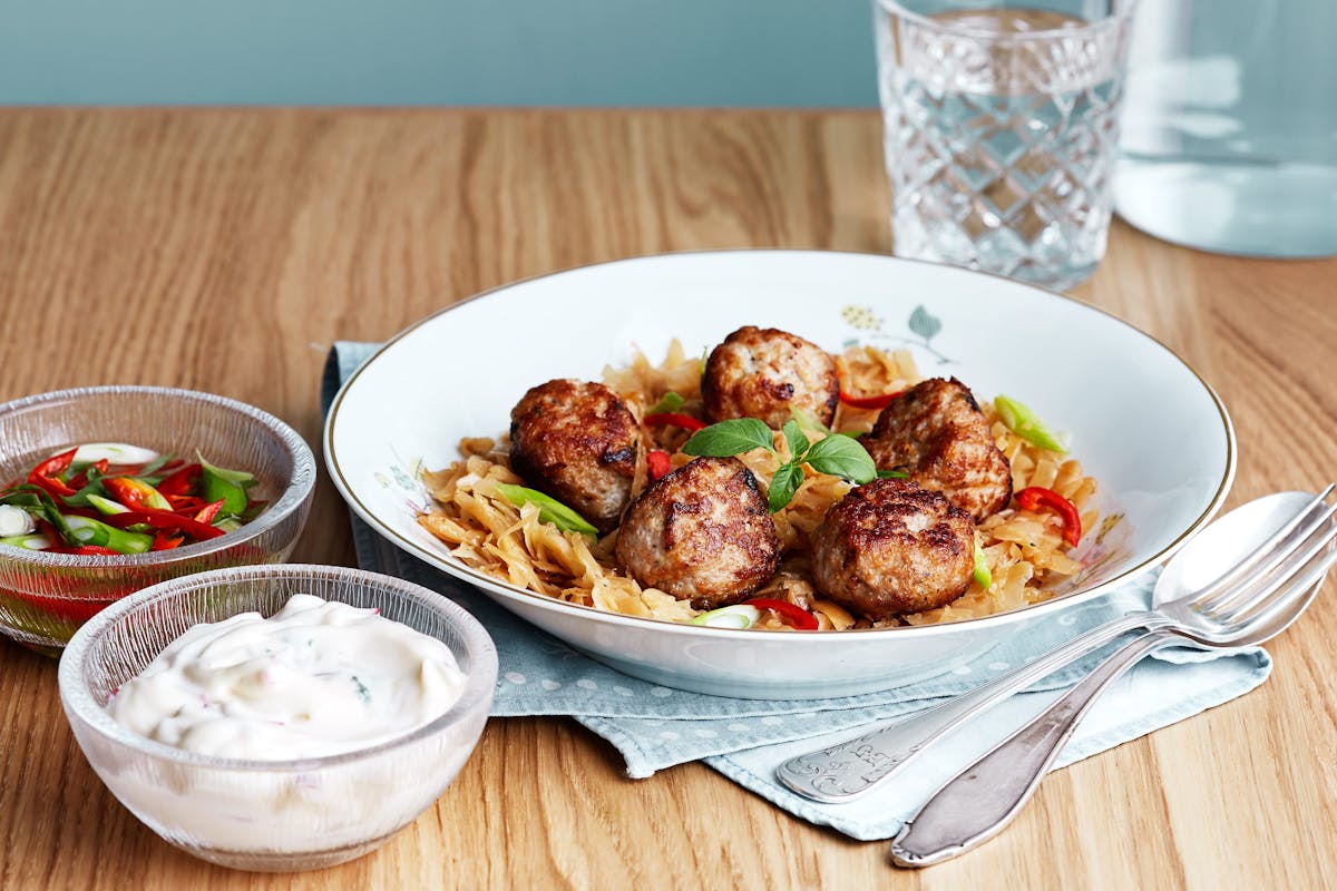 Asiatiska köttbullar med thaibasilikasås