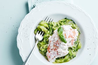 Zucchinipasta med laxsås