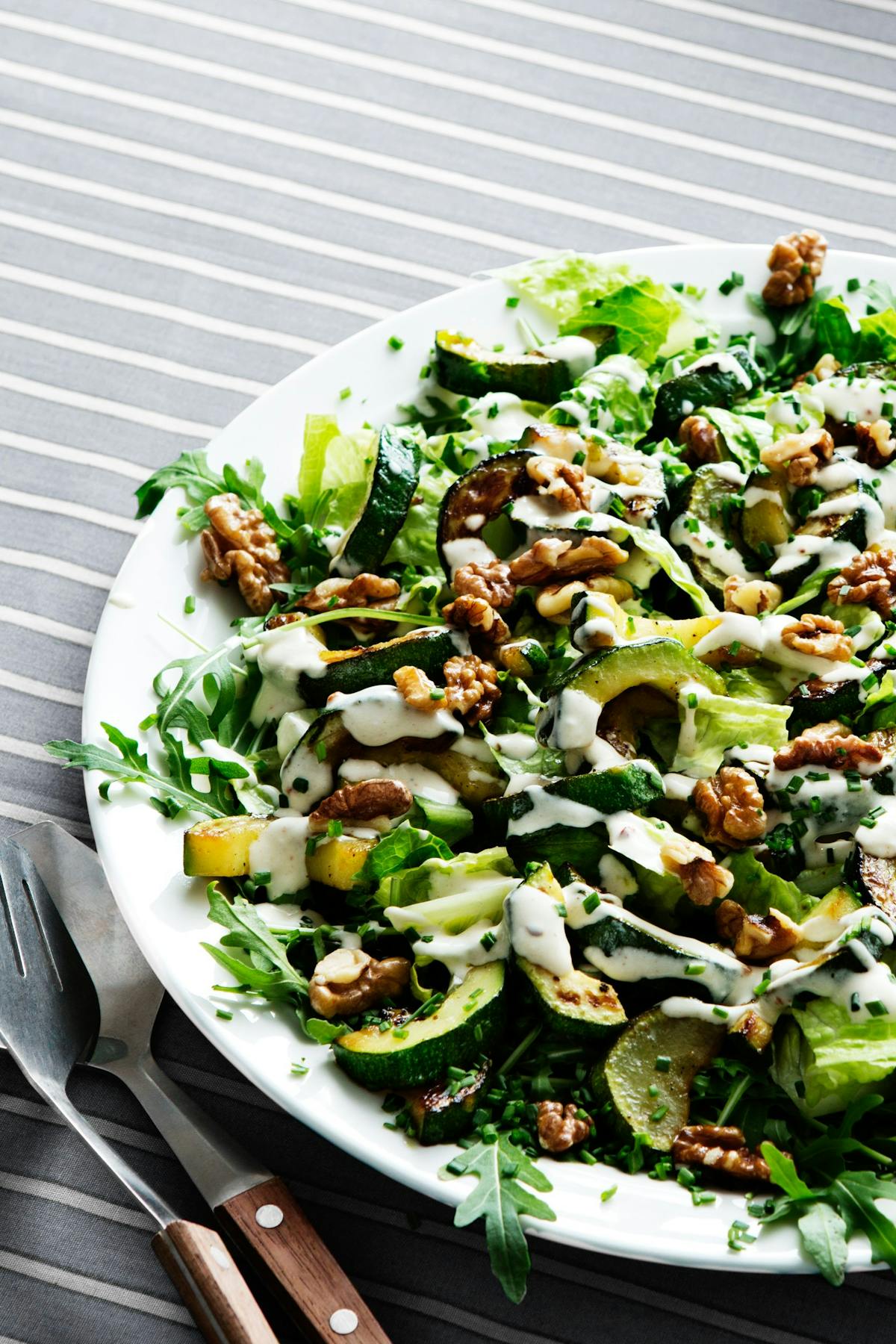 Squashsallad med valnötter och citrusdressing