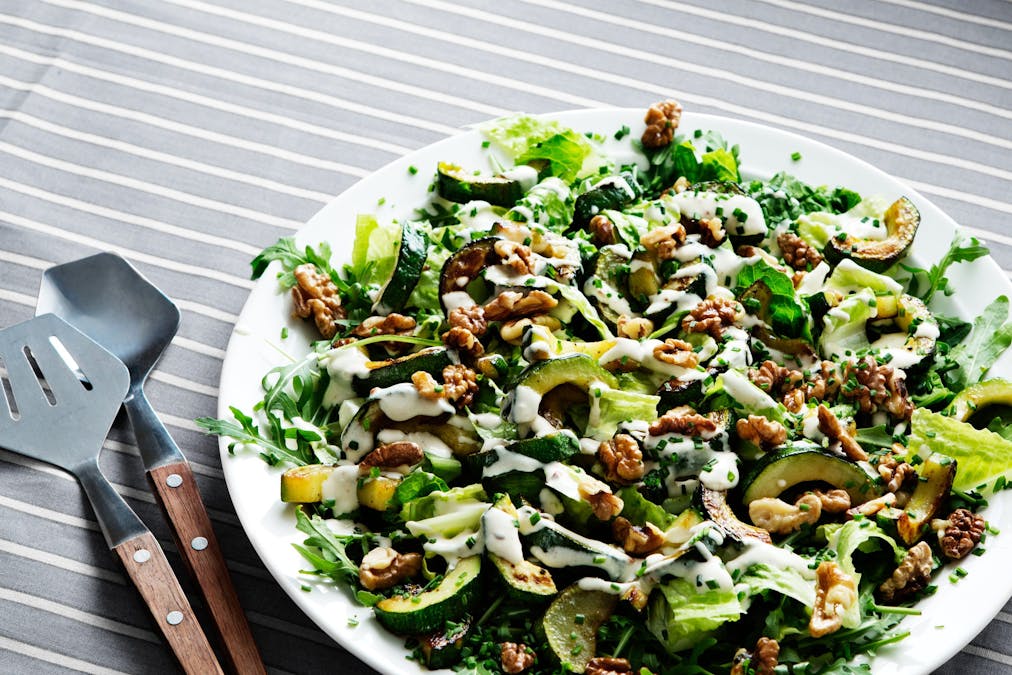 Squashsallad med valnötter och citrusdressing