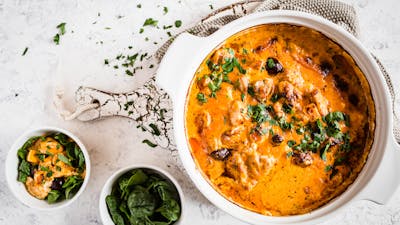 Röd pestokyckling med oliver och fetaost