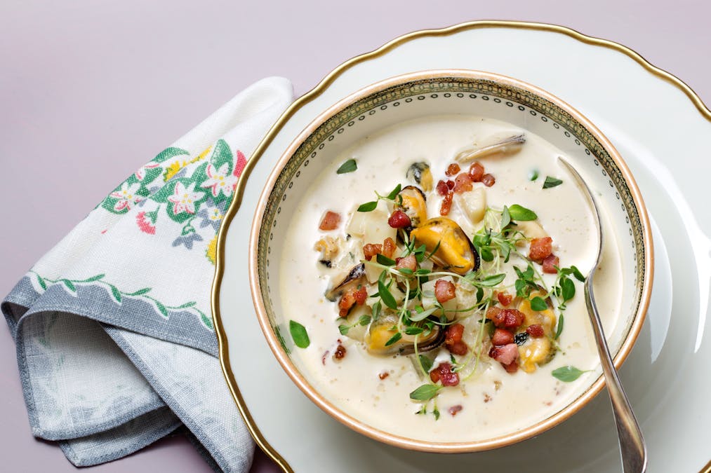 Musselsoppa med rotselleri och knaperstekt bacon