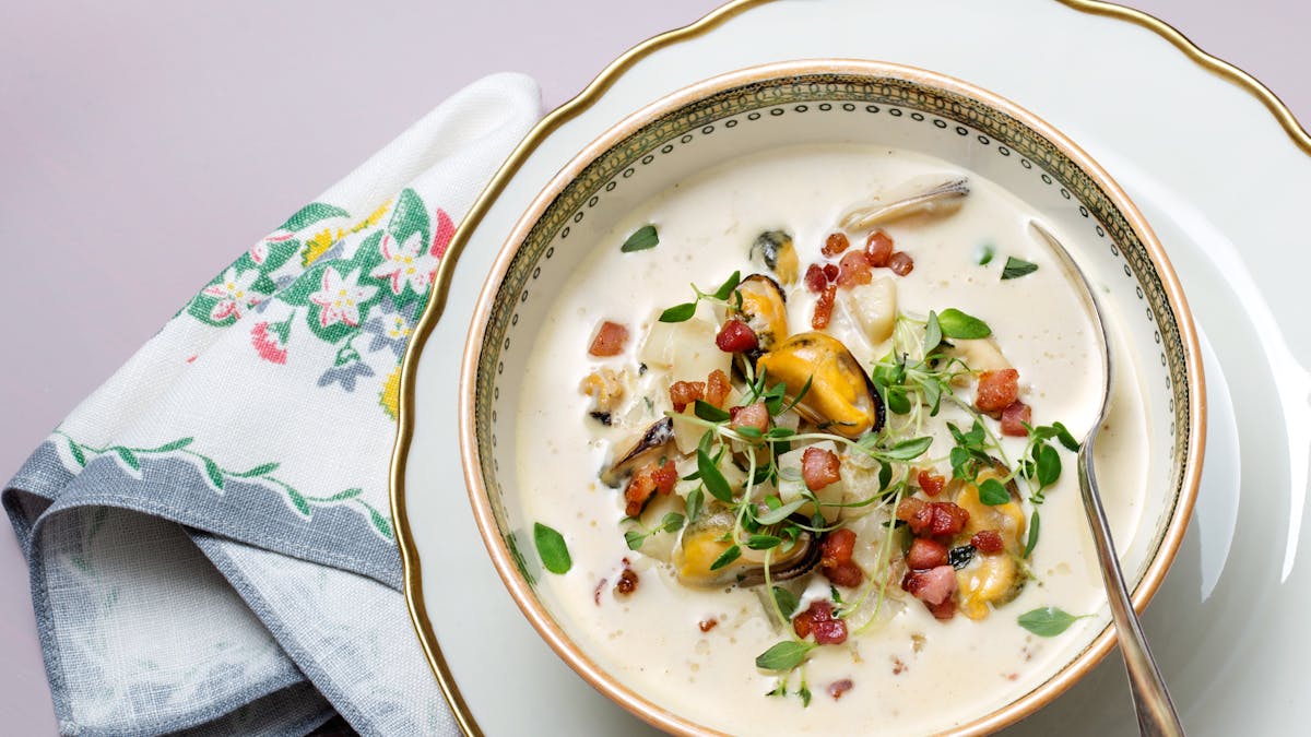 Musselsoppa med rotselleri och knaperstekt bacon