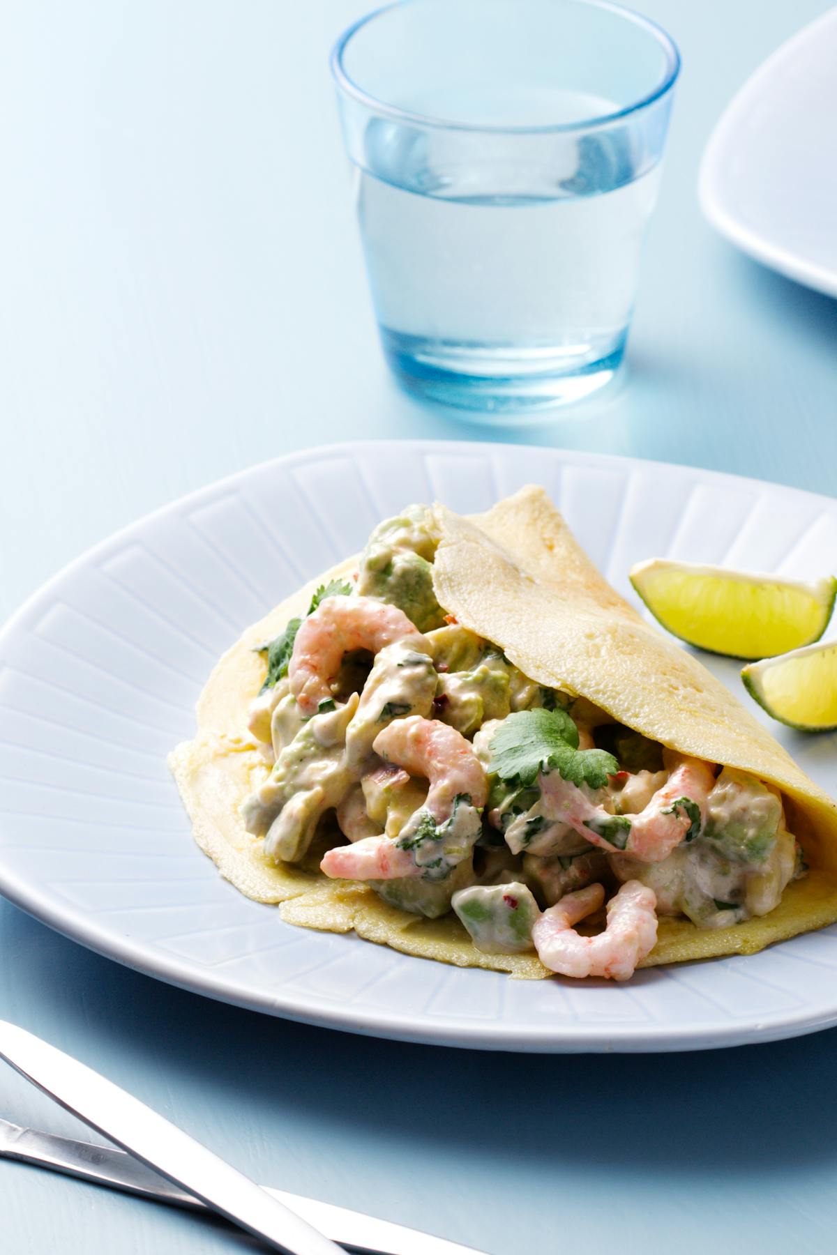 Krispig räksallad i äggwraps