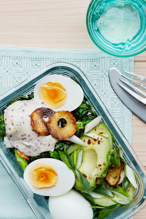 Kålsallad med avokado och ägg