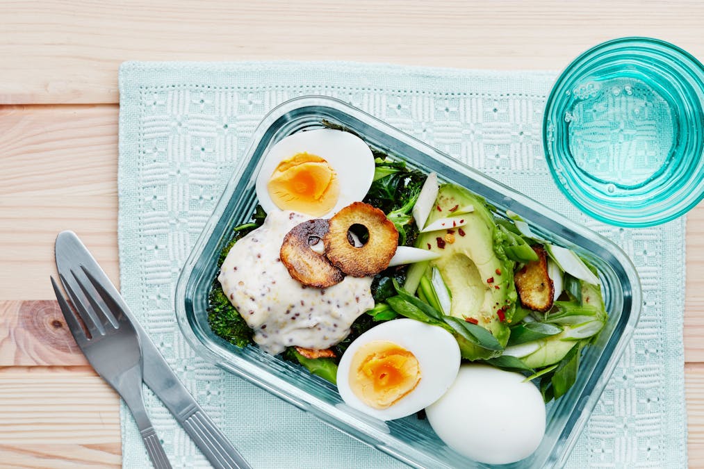 Kålsallad med avokado och ägg