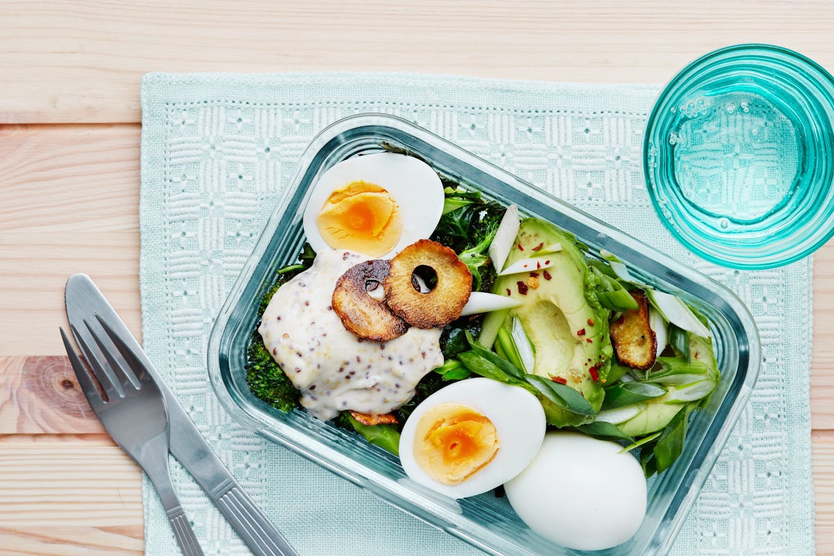 Kålsallad med avokado och ägg