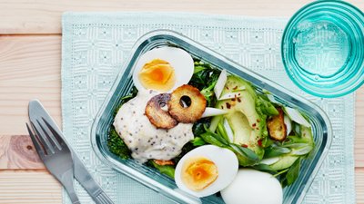 Kålsallad med avokado och ägg