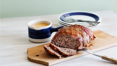 Baconlindad köttfärslimpa