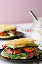 Bacon- och tomatmacka