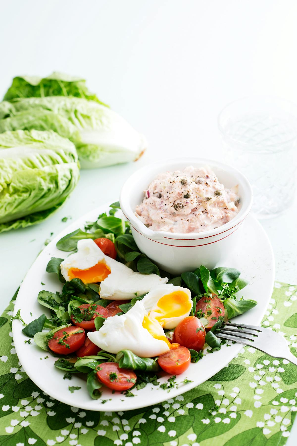 Tonfisksallad med pocherade ägg